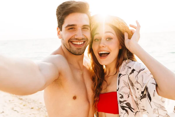 Pareja Feliz Tomando Una Foto Una Playa Durante Las Vacaciones —  Fotos de Stock