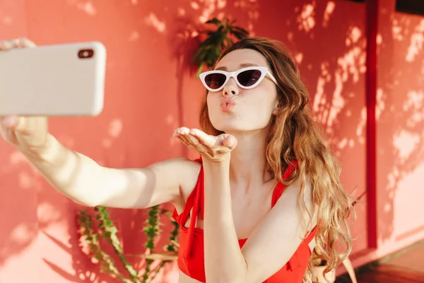 Mujer Hermosa Feliz Bikini Gafas Sol Haciendo Foto Selfie Teléfono — Foto de Stock