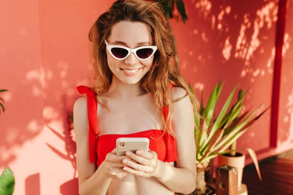 Joven Mujer Alegre Con Gafas Sol Bikini Con Teléfono Móvil — Foto de Stock