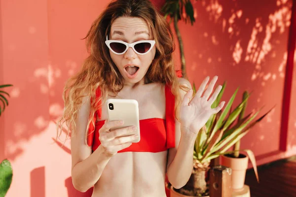 Joven Mujer Alegre Con Gafas Sol Bikini Con Teléfono Móvil — Foto de Stock