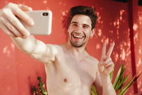 Happy Young Shirtless Man Taking Selfie Beach — Stock Photo, Image