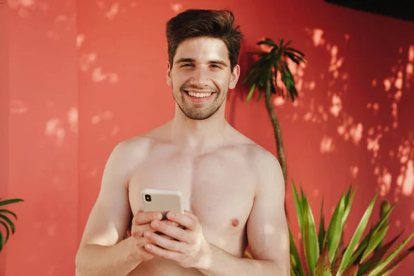 Sonriente Hombre Guapo Relajándose Playa Sosteniendo Teléfono Celular — Foto de Stock