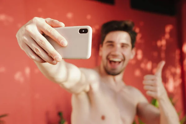 Feliz Joven Sin Camisa Tomando Una Selfie Playa — Foto de Stock