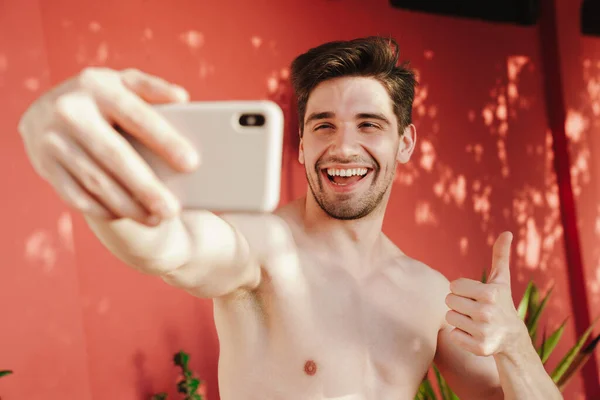 Mutlu Genç Üstsüz Adam Sahilde Selfie Çekiyor — Stok fotoğraf
