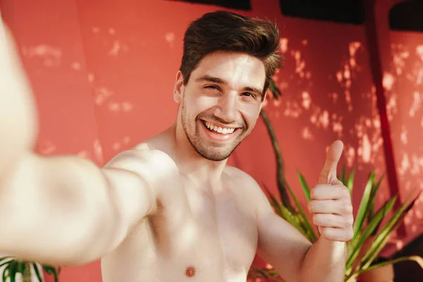 Šťastný Mladý Muž Bez Trička Selfie Pláži — Stock fotografie