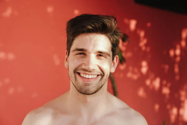 Close Smiling Young Shirtless Man Standing Outdoors Resort — Stock Photo, Image