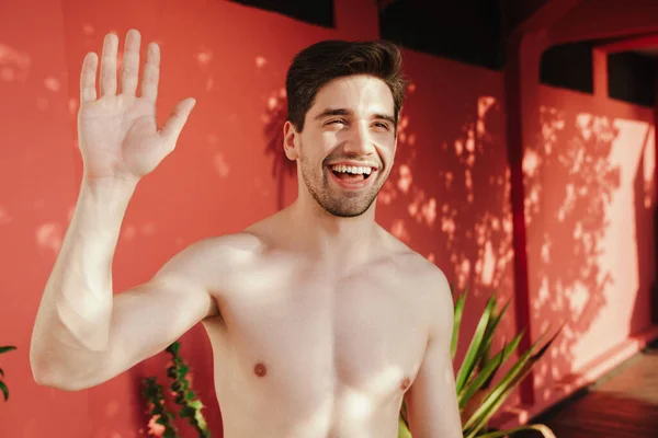 Close Smiling Young Shirtless Man Standing Outdoors Resort Waving Hand — Stock Photo, Image