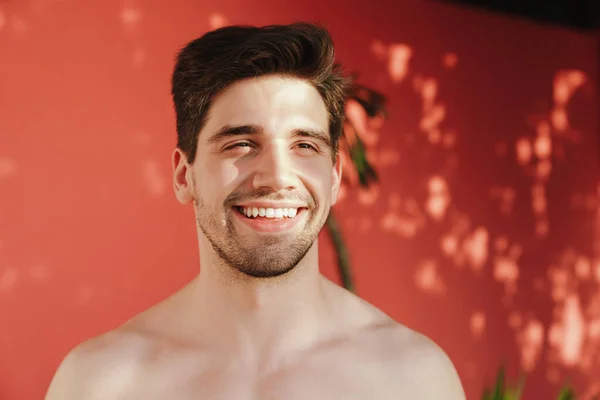 Großaufnahme Eines Lächelnden Jungen Mannes Ohne Hemd Der Freien Steht — Stockfoto
