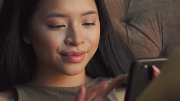 Una Vista Cerca Una Joven Mujer Asiática Sonriente Está Escribiendo — Vídeos de Stock
