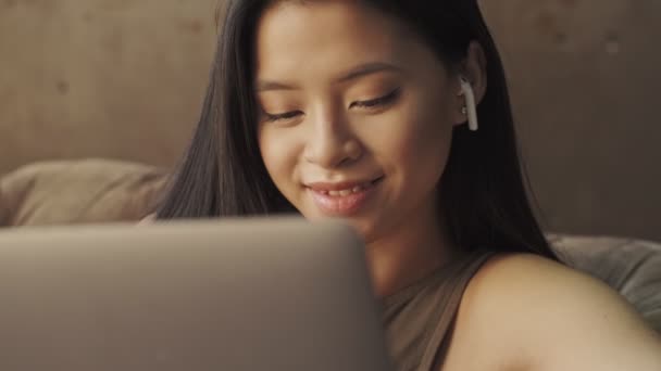 Una Giovane Donna Asiatica Felice Con Gli Auricolari Sta Usando — Video Stock