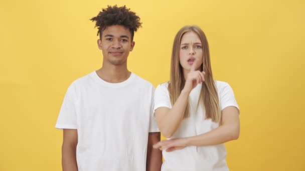 Séduisant Homme Femme Montrent Geste Silence Debout Isolé Sur Fond — Video