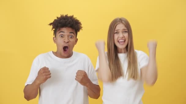 Feliz Amigos Emocionais Homem Mulher Estão Fazendo Gesto Vencedor Isolado — Vídeo de Stock