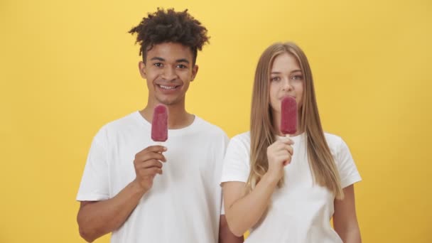 Feliz Sonriente Amigos Hombre Mujer Con Máscaras Están Comiendo Helado — Vídeos de Stock