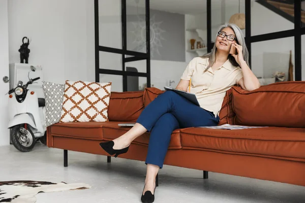 Imagen Mujer Negocios Madura Alegre Positiva Sentada Sofá Casa Mientras — Foto de Stock