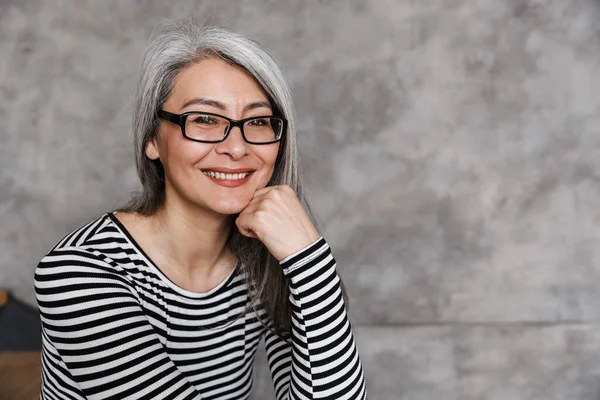 Foto Mujer Asiática Adulta Complacida Gafas Sonriendo Mirando Cámara Mientras — Foto de Stock