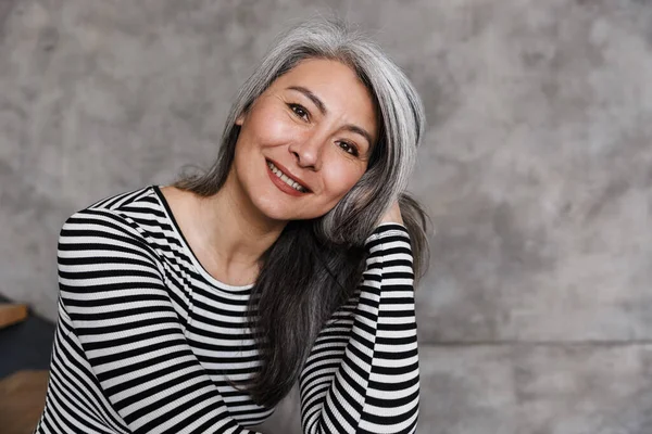 Foto Mujer Asiática Adulta Feliz Sonriendo Mirando Cámara Mientras Está — Foto de Stock