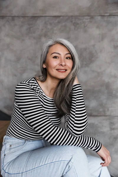 Foto Mujer Asiática Adulta Feliz Sonriendo Mirando Cámara Mientras Está — Foto de Stock