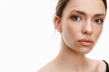 Beyaz arka planda tek başına duran güzel beyaz tenli esmer kadın görüntüsü.