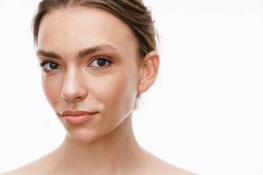 Beyaz arka planda tek başına duran güzel beyaz tenli esmer kadın görüntüsü.