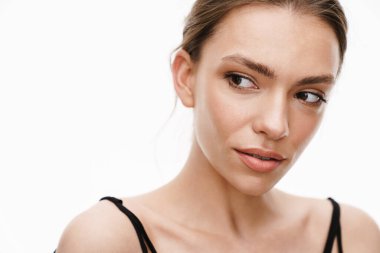 Beyaz arka planda tek başına duran güzel beyaz tenli esmer kadın görüntüsü.