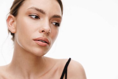 Beyaz arka planda tek başına duran güzel beyaz tenli esmer kadın görüntüsü.