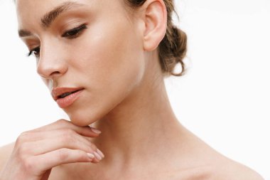 Beyaz arka planda tek başına duran beyaz saçlı, güzel, beyaz, genç, esmer bir kadın resmi.