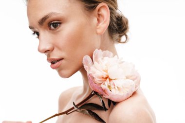 Beyaz arka planda saklanmış şakayık çiçeği tutan beyaz, beyaz, beyaz, üstsüz, güzel bir kadın resmi.