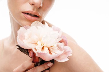 Beyaz arka planda saklanmış şakayık çiçeği tutan beyaz, beyaz, beyaz, üstsüz, güzel bir kadın resmi.