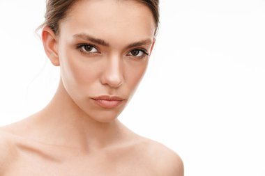 Beyaz arka planda tek başına duran beyaz saçlı, güzel, beyaz, genç, esmer bir kadın resmi.