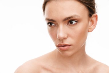 Beyaz arka planda tek başına duran beyaz saçlı, güzel, beyaz, genç, esmer bir kadın resmi.