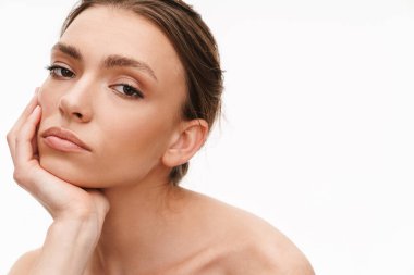 Beyaz arka planda tek başına duran beyaz saçlı, güzel, beyaz, genç, esmer bir kadın resmi.