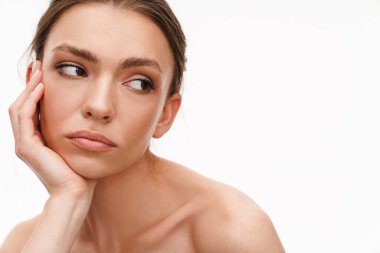 Beyaz arka planda tek başına duran beyaz saçlı, güzel, beyaz, genç, esmer bir kadın resmi.