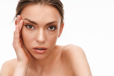 Beyaz arka planda tek başına duran beyaz saçlı, güzel, beyaz, genç, esmer bir kadın resmi.