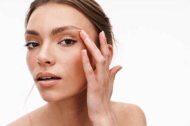 Beyaz arka planda tek başına duran beyaz saçlı, güzel, beyaz, genç, esmer bir kadın resmi.