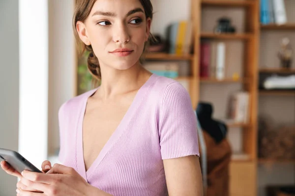 Imagem Feliz Sorrindo Designer Jovem Mulher Dentro Casa Conversando Por — Fotografia de Stock