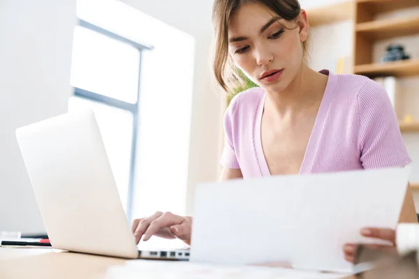 Foto Una Mujer Hermosa Seria Que Trabaja Con Ordenador Portátil —  Fotos de Stock