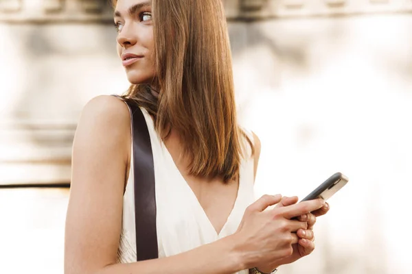 Photo Une Jeune Femme Concentrée Marchant Extérieur Tout Utilisant Téléphone — Photo