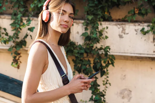 Foto Una Joven Sonriente Caminando Aire Libre Mientras Escucha Música — Foto de Stock