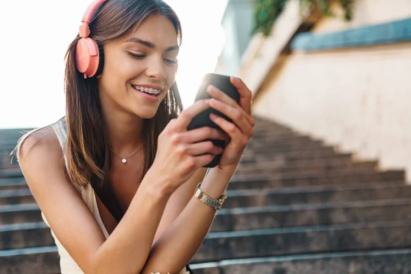 Foto Una Joven Feliz Sentada Los Escalones Aire Libre Mientras — Foto de Stock