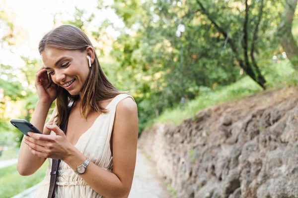 Imagem Jovem Mulher Morena Caucasiana Usando Fones Ouvido Rindo Segurando — Fotografia de Stock