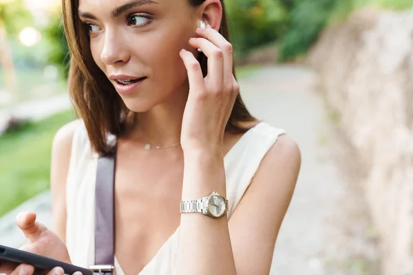 Imagem Uma Jovem Mulher Incrível Andando Livre Fones Ouvido Enquanto — Fotografia de Stock