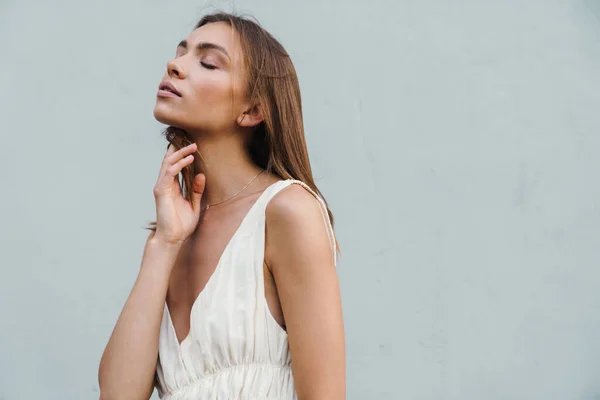 Afbeelding Van Mooie Verbazingwekkende Jonge Vrouw Poseren Grijze Muur Buiten — Stockfoto