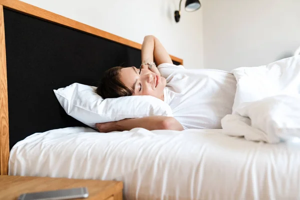 Sonriente Mujer Joven Atractiva Estirando Las Manos Por Mañana Cama — Foto de Stock