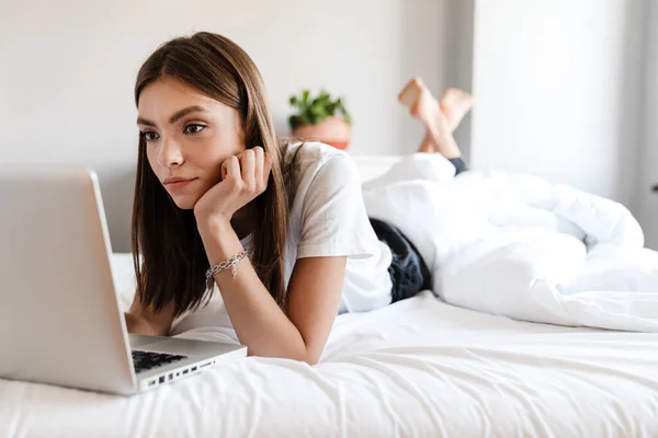 Wanita Muda Yang Menarik Menggunakan Komputer Laptop Saat Bersantai Tempat — Stok Foto