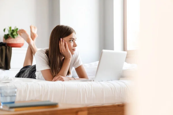 Attraktive Junge Frau Benutzt Laptop Während Sie Sich Bett Entspannt — Stockfoto