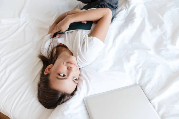 Top View Beautiful Smiling Woman Holding Notepad While Lying Bed — Stock Photo, Image