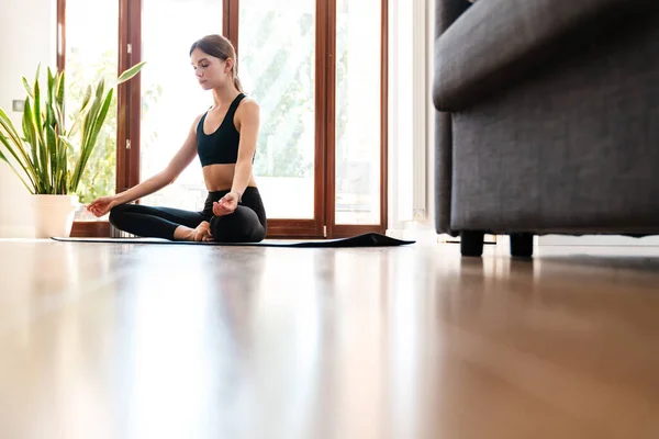 Attraktiv Ung Kvinna Tränar Hemma Tränar Yoga Blå Matta — Stockfoto