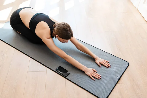 Attraente Giovane Donna Che Lavora Casa Facendo Esercizio Yoga Tappetino — Foto Stock