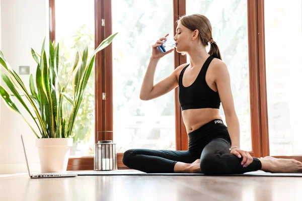 Attractive Tired Young Fitness Woman Drinking Water Work Out While — Stock Photo, Image