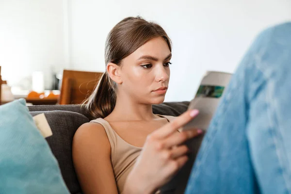 Attractive Young Woman Studying While Sitting Couch Home — Stock Photo, Image